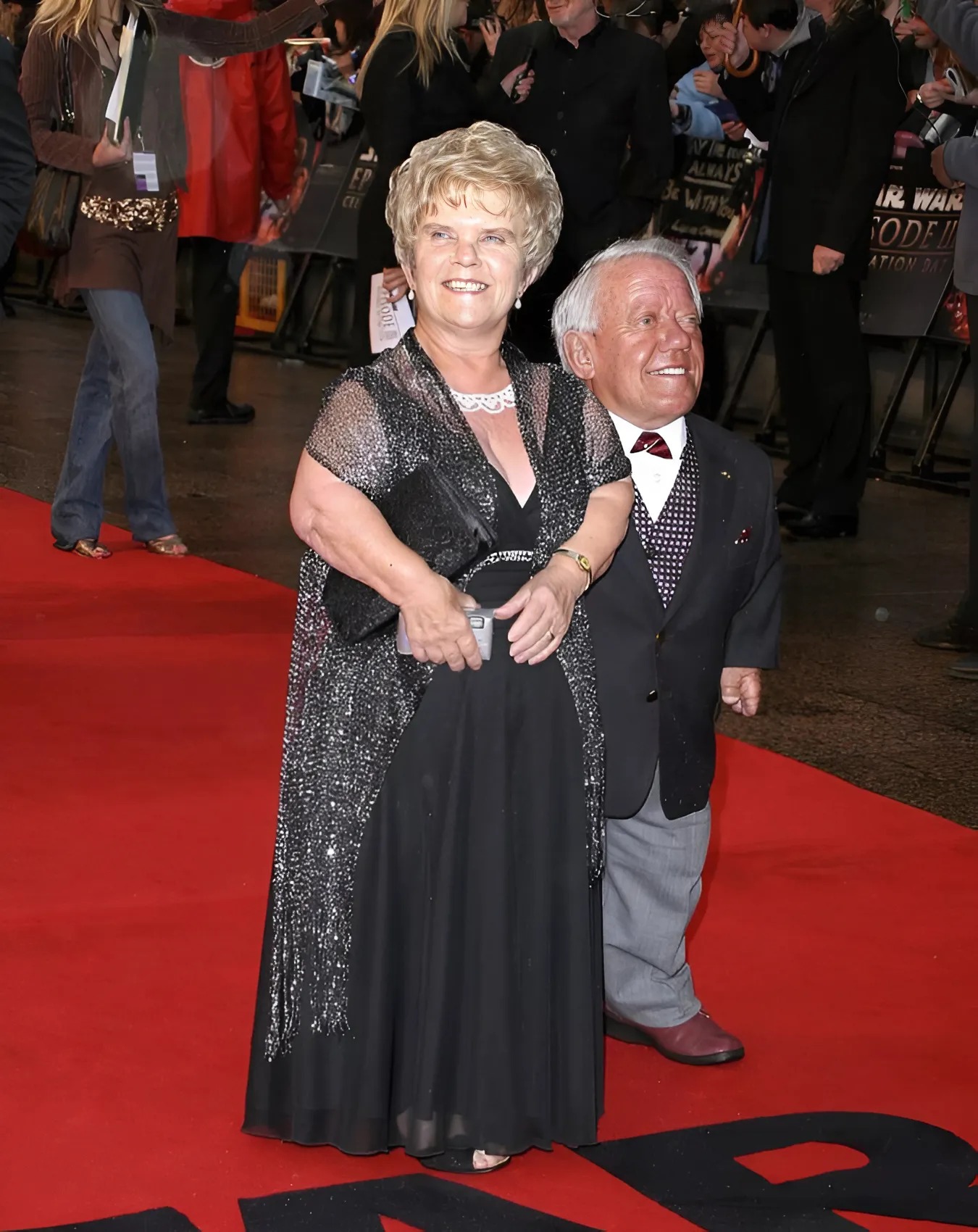 The actor, who is only 112 cm tall, married a woman who was just a few centimeters taller than him 😲. The dwarf couple had two children, although doctors had warned that the children might inherit the dwarfish traits from their parents 😲 How the children of this unusual couple look was shown in the first comment 👇