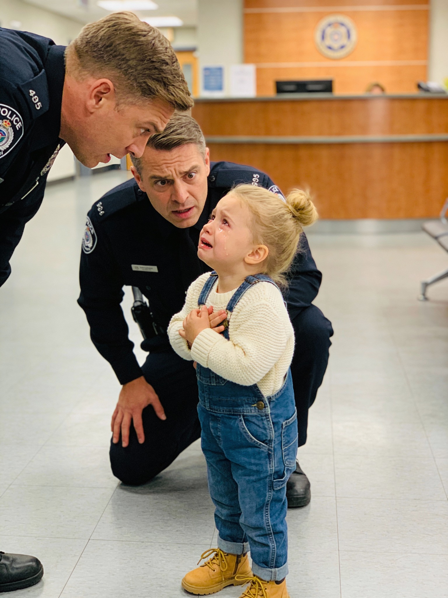 A little girl went to a police station to confess a serious crime, but what she said left the officer completely shocked.